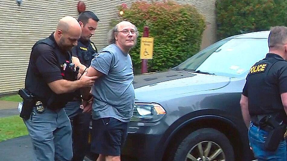 Mann gesteht Mord an Eltern live im TV – Festnahme auf Parkplatz