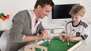Vater und Sohn spielen mit dem selbstgebastelten Tischkicker