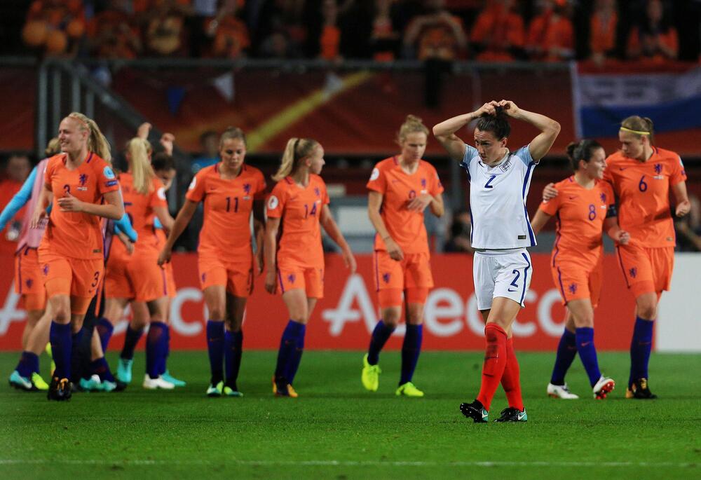 Im EM-Halbfinale 2017 gegen die Niederlände fährt sich Englands Lucy Bronze durch die Haare.