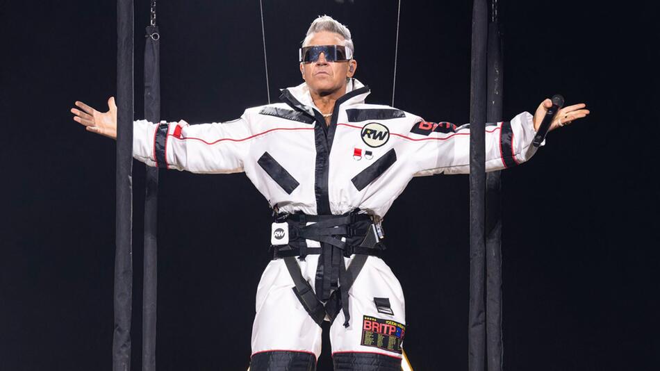 Passend zu seinem Song "Rocket" tritt Robbie Williams auf seiner Tour zuerst im Raumanzug auf.