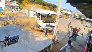 Außer Kontrolle: Lastwagen rast in Café in Indien