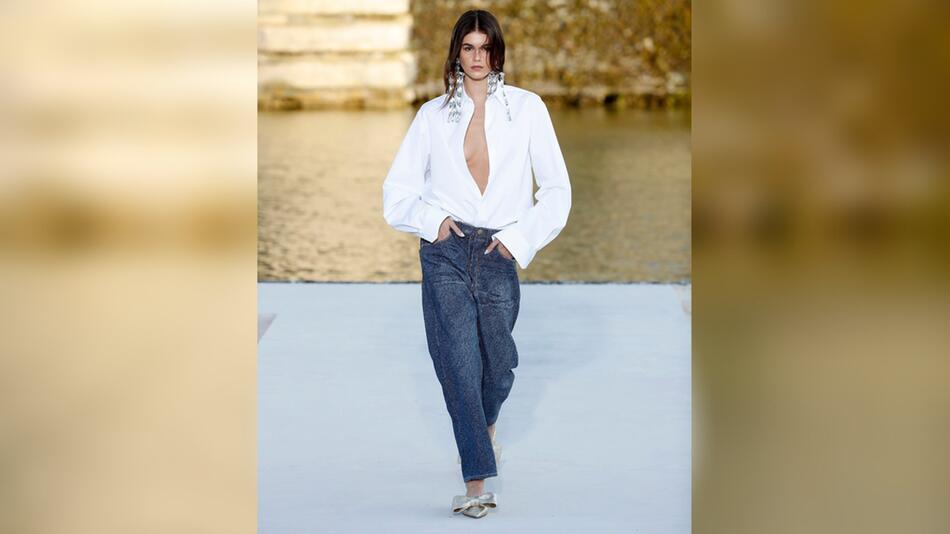 Topmodel Kaia Gerber im angesagten Jeans-Look bei der Couture-Show von Valentino in Paris.