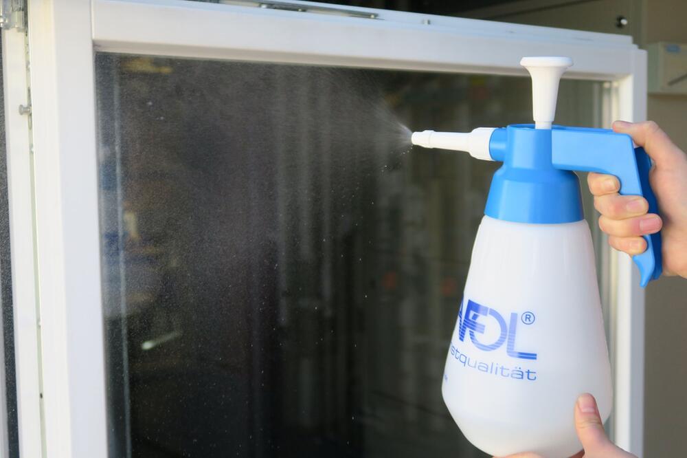 Sonnenschutzfolie auf einem Fenster anbringen