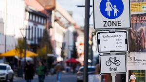 Ein Schild markiert den Beginn einer Fußgängerzone