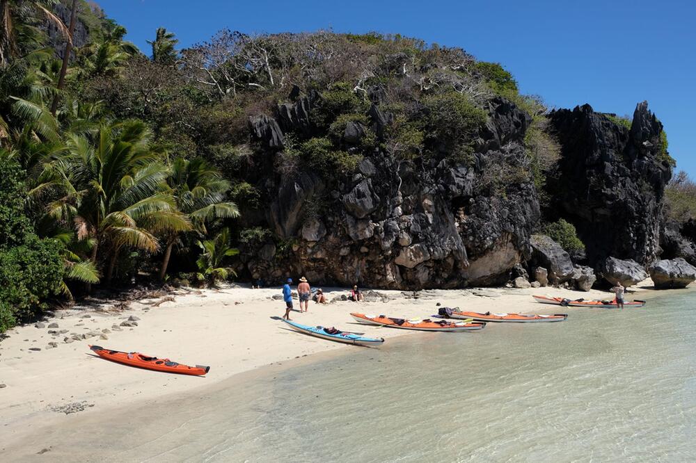 Paddelpause während einer Kajak-Tour am Strand von Sawa-i-Lau