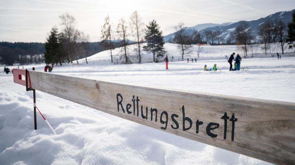 Ein Rettungsbrett an einem zugefrorenen See