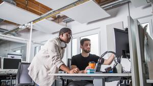 Kollegen besprechen sich im Büro