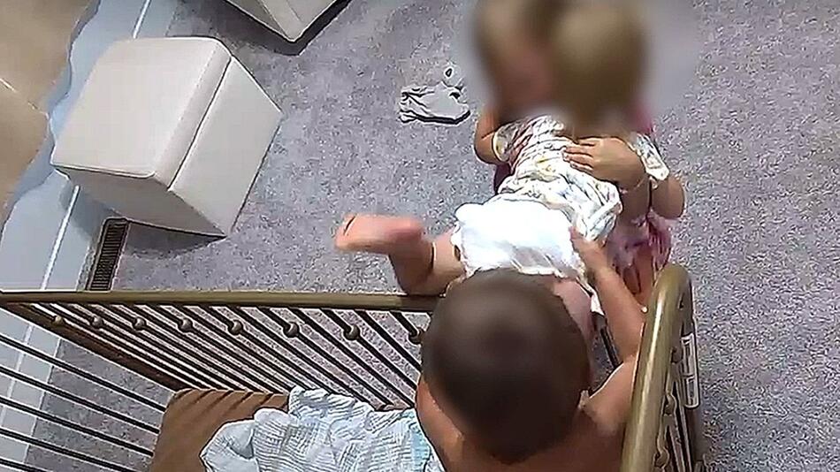 Befreiungsaktion im Kinderzimmer: Geschwister holen Schwester aus dem Gitterbett