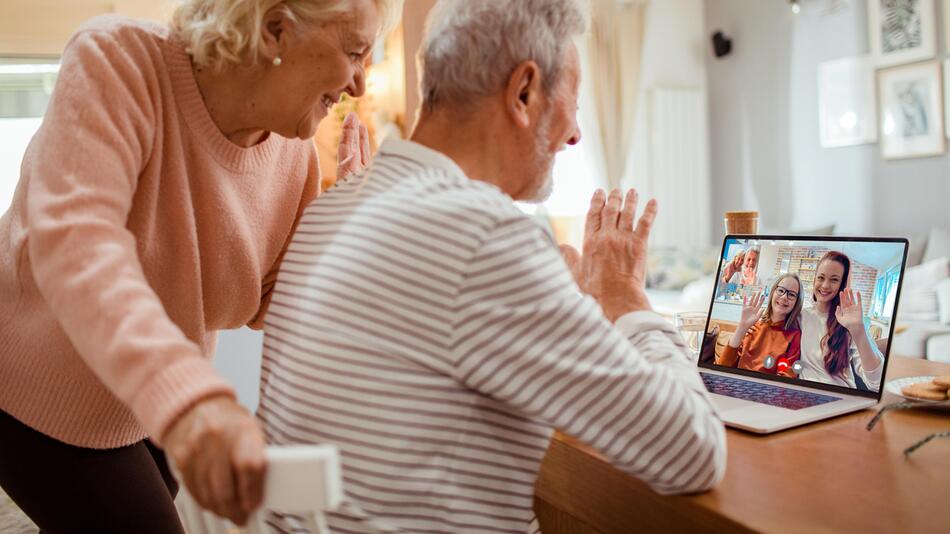 Seniorenpaar beim Videocall mit Enkeln