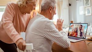 Seniorenpaar beim Videocall mit Enkeln
