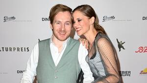 Samuel Koch und Ehefrau Sarah Elena erwarten ihr erstes Kind.