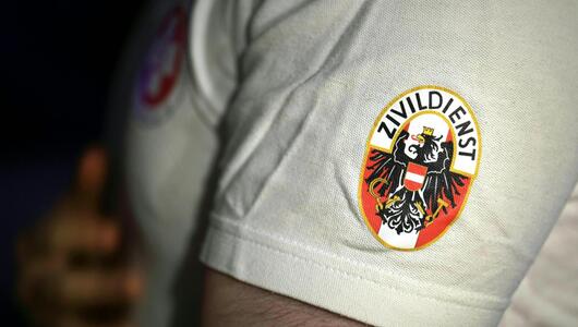 Zivildienst-Abzeichen auf einem Shirt