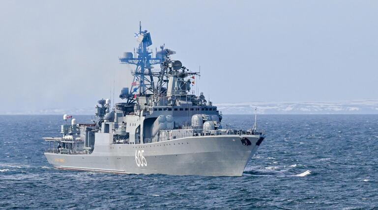 Eine russische Fregatte in der Ostsee.