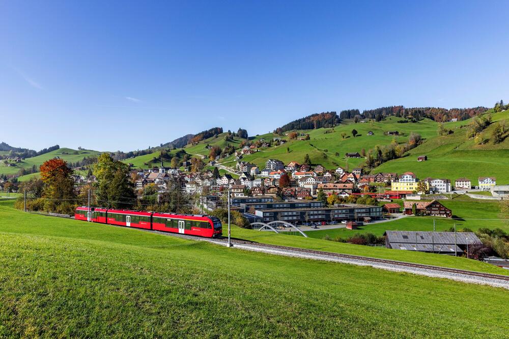 Appenzeller Bahn fährt am Feriendorf Reka in Urnäsch vorbei