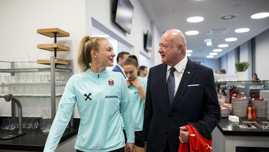 Stocker besuchte das Frauen-Nationalteam