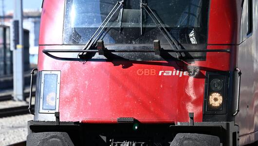 Die Polizei rückte am Nachmittag zu dem Railjet aus