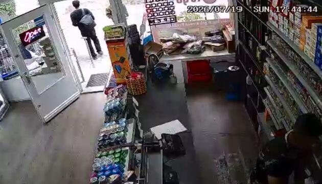 Überwachungskamera filmt Überfall: Kiosk-Mitarbeiter schlägt Täter in die Flucht