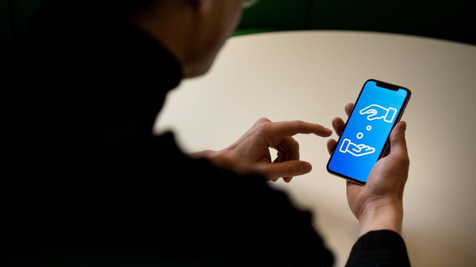 Ein Mann öffnet eine App auf seinem Smartphone