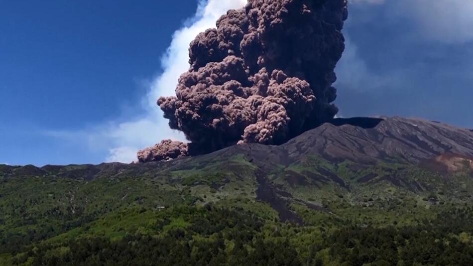 Ätna schickt Rauchsäulen in den Himmel über Sizilien