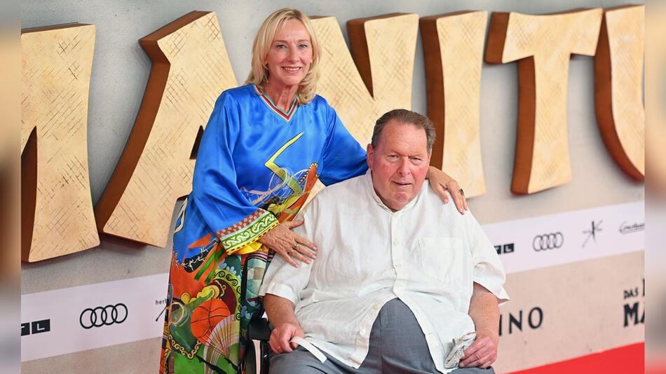 Ottfried Fischer und Ehefrau Simone bei der Premiere von "Das Kanu des Manitu" in München.