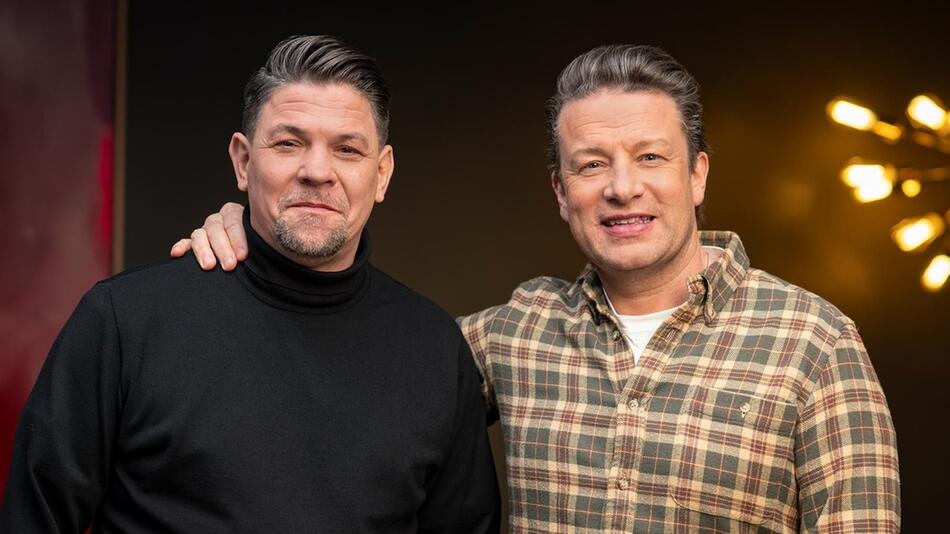 Besonderes Treffen in der Jubiläumsstaffel: In der siebten Folge tritt Tim Mälzer (l.) in London ...