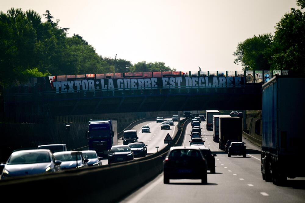 "Textor: Der Krieg ist erklärt": Ein Banner in Lyon.