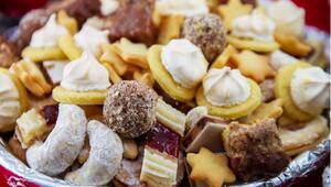 Verschiedene Weihnachtsplätzchen auf einem Teller