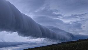 Seltenes Wetterphänomen: Wolkenwalze rollt über den Himmel
