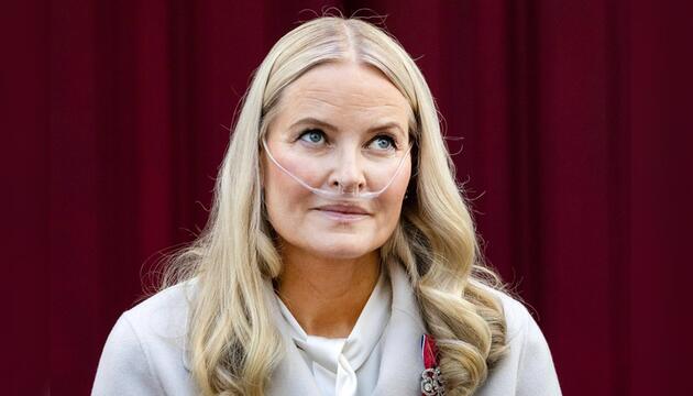 Am 17. Mai hatte sich Mette-Marit am norwegischen Nationalfeiertag mit Sauerstoffgerät gezeigt.