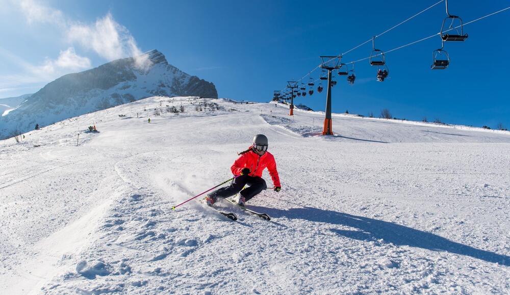 Skifahrer im Skigebiet Garmisch-Classic