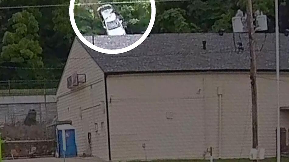 Auto kracht in Missouri in Hausdach – schon wieder