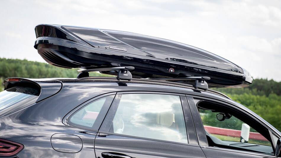 Dachbox ist auf einem Auto montiert