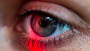 Auge einer Frau in rotem Licht