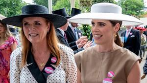 Sarah Ferguson (l.) unterstützt ihre Tochter nach der Geburt von ihrem dritten Kind.