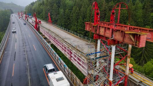 Tragwerk der 600 Meter langen Brücke wurde um drei Meter angehoben