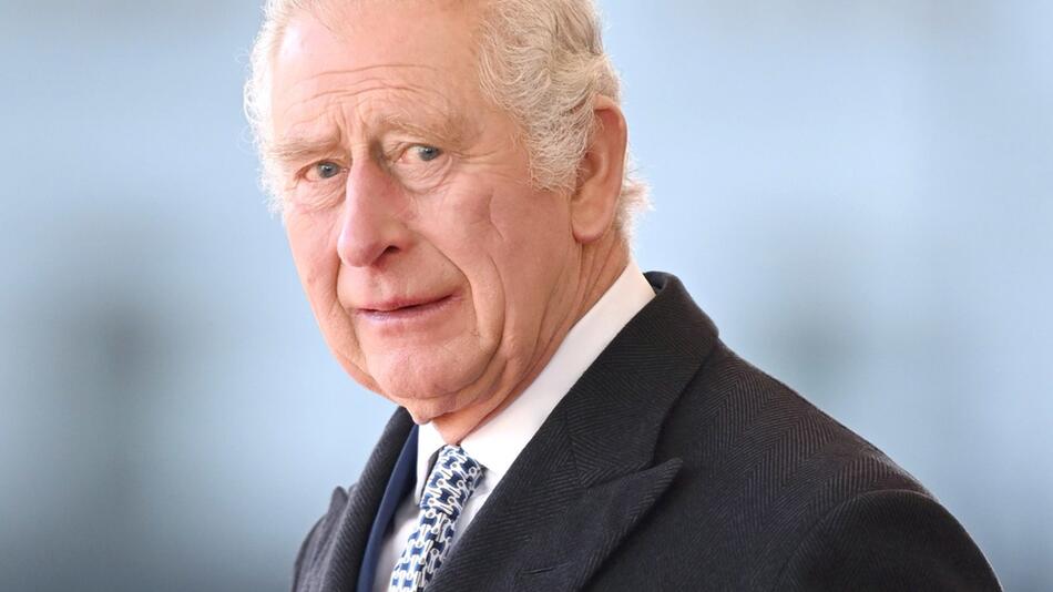 Das Kürzel von König Charles III. ist nun auch auf einem ersten Postkasten der Royal Mail in ...