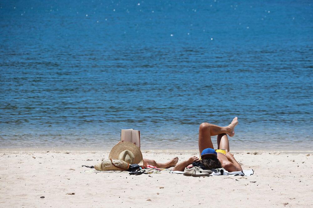 Urlauber am Strand in Port de Soller auf Mallorca