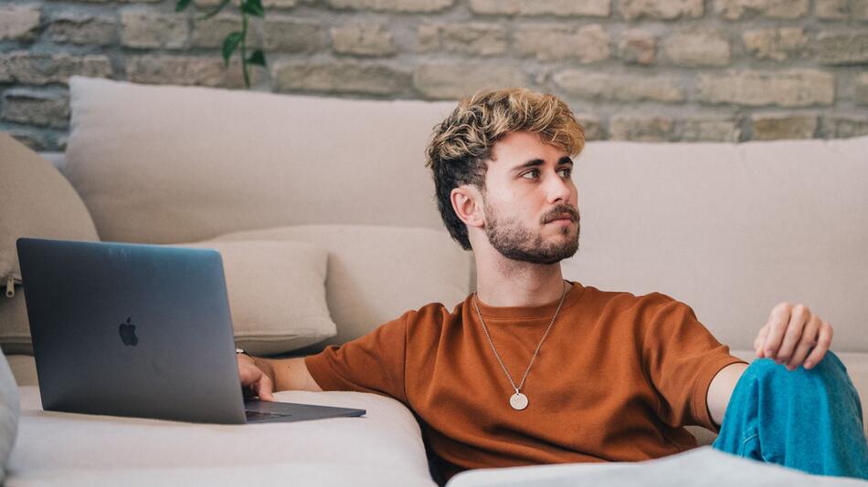 Ein Mann sitzt am PC