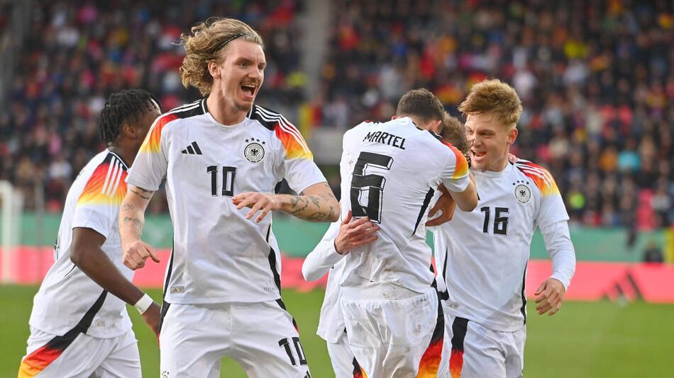 V.l.n.r.: Die U21-Nationalspieler Bright Arrey-Mbi, Nick Woltemade, Eric Martel und Luca Netz.