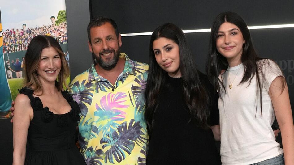 Adam Sandler posiert bei der Premierenfeier in New York mit seiner Frau Jackie sowie den ...