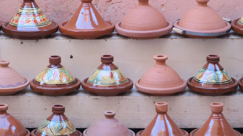 Tajinen auf einem Markt in Marrakesch