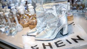 Glitzernde Stiefel der Marke Shein