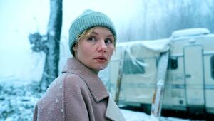 "Wäldern: Das verschwundene Mädchen": Lara (Rosalie Thomass) nähert sich im Waldstück dem Wohnwagen.