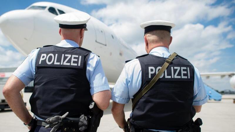 Polizisten am Flughafen