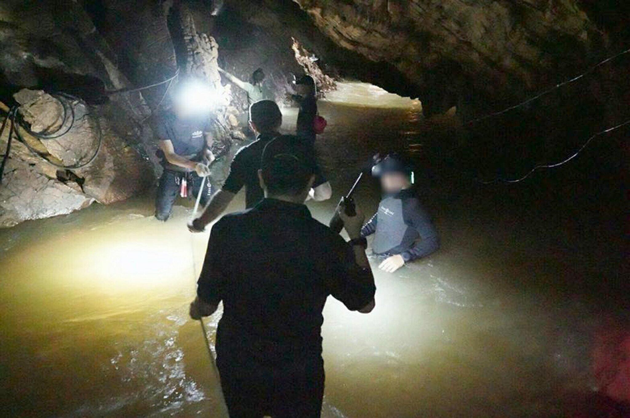 Вертикальная пещера затоплена водой можно найти уровень. Пещера Тхам Луанг. Спасательная операция в Тайланде в пещере. Спасение мальчиков из пещеры в Таиланде. Спасение школьников из пещеры в Таиланде.