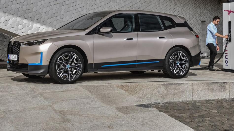 BMW präsentiert iX