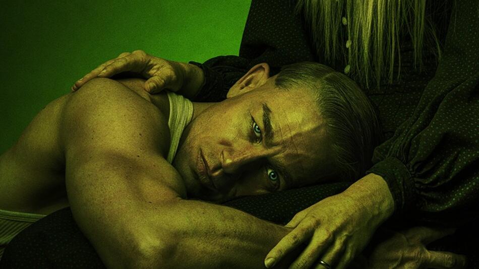 Charlie Hunnam als Ed Gein in "Monster: Die Geschichte von Ed Gein".