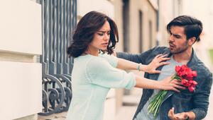 Genervte Frau lehnt Blumen ab 