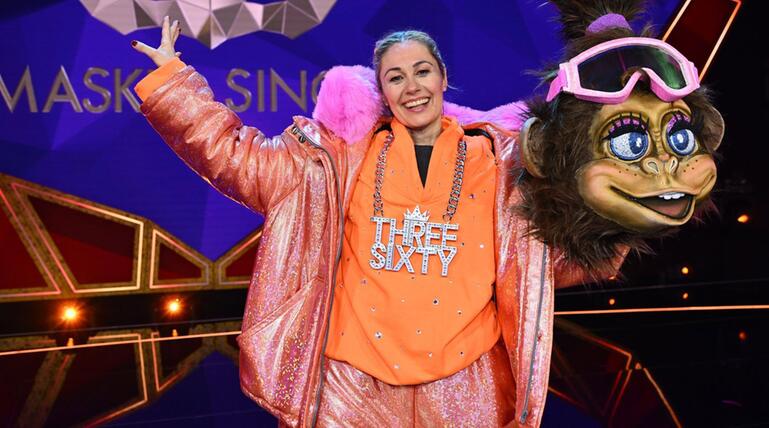 Gibt ihr "The Masked Singer"-Comeback: Ruth Moschner als Snowboard-Äffchen.