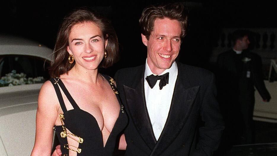 Im offenherzigen Versace-Kleid war Elizabeth Hurley 1994 ein absoluter Hingucker, als sie Hugh ...